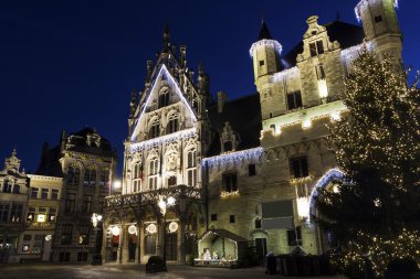 Belçika'daki Noel sırasında Mechelen Town Hall