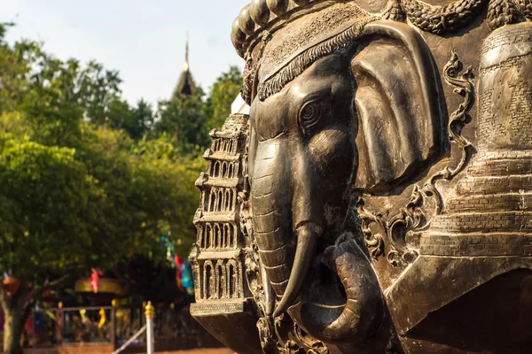 Elefante Estatua en wat thai —  Fotos de Stock