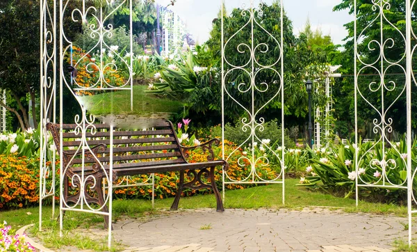 Bench in park — Stock Photo, Image