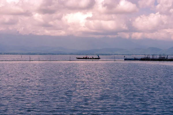Туристическая Лодка Огромном Водохранилище — стоковое фото