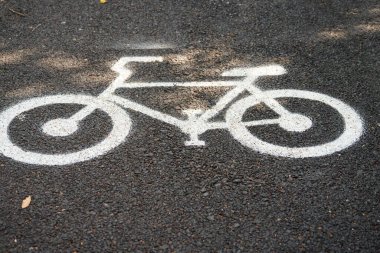 Bisiklet sürmek için yolda bisiklet resimleri çizilir..