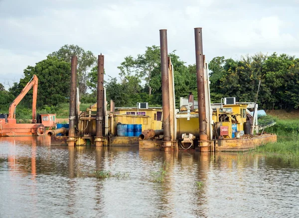 Kum emme botu inşaat için derin nehirdeki kumu emiyor.