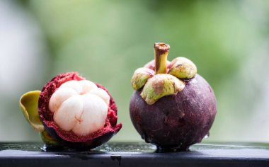 Mangosteen Tayland meyvesi yemeye hazır, seçici odak, yeşil arka plan