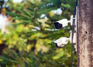 Güvenlik, fotokopi alanı ve yeşil arkaplan için bir lamba direğine kamera yerleştirildi.