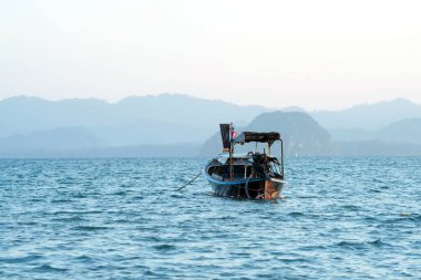 Denizdeki küçük tekne, küçük ahşap balıkçı teknesi.