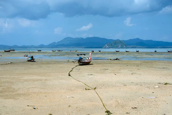 Barco Pesca Pescador Areia Uma Praia Vila Pescadores Barco Pesca — Fotografia de Stock