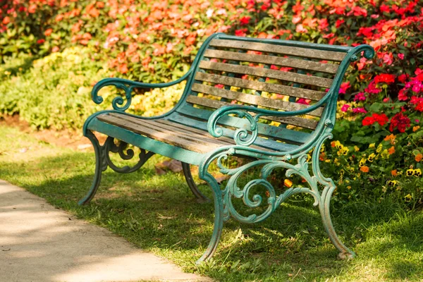Stary ławki w ogrodzie — Zdjęcie stockowe