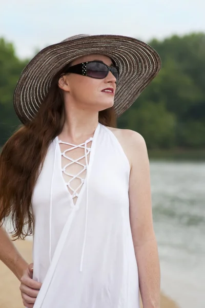 Atractivo femenino disfruta de paseo por la playa — Foto de Stock