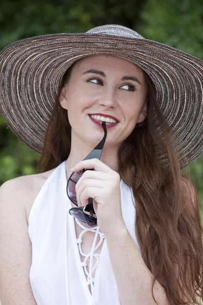 Attraktiv kvinna i hatt på stranden — Stockfoto