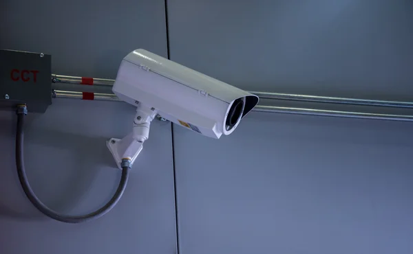 Cctv camera aan de muur — Stockfoto