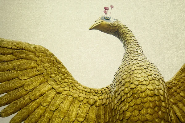 图孔雀黄金雕像翅 — 图库照片