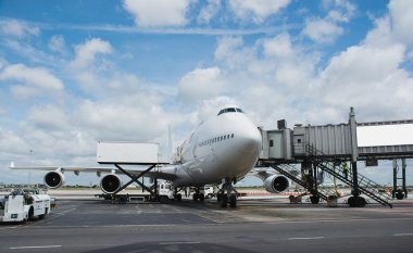 Havaalanı yakınında bir uçak.