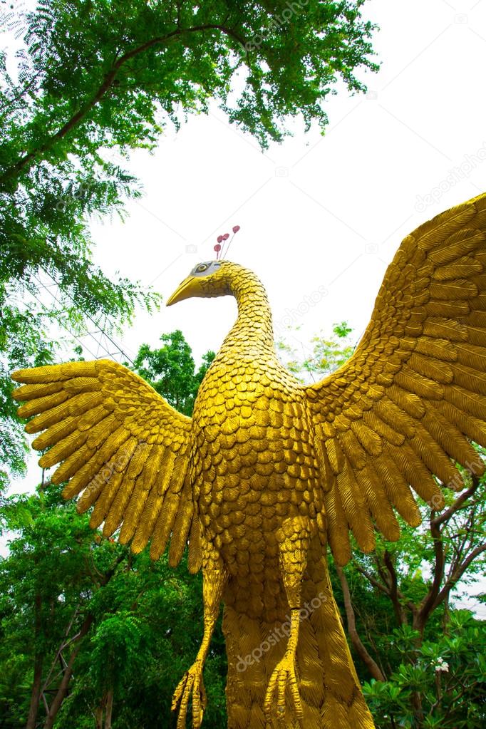 figura de oro de pavo alado de la estatua — Foto de stock © tlovely