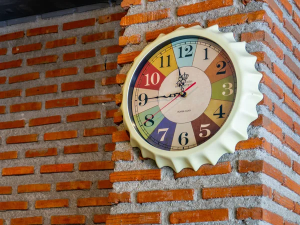 Reloj Analógico Elegante Colgando Pared Ladrillo Espacio Para Texto —  Fotos de Stock