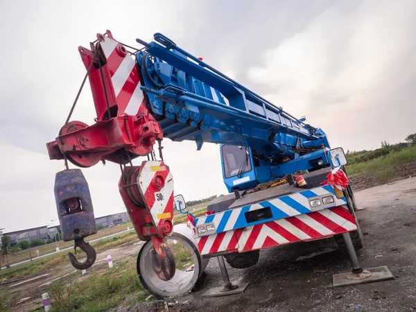 Bouwplaats Kraan Tilt Een Ledbord Leeg Billboard Blauwe Lucht Achtergrond — Stockfoto