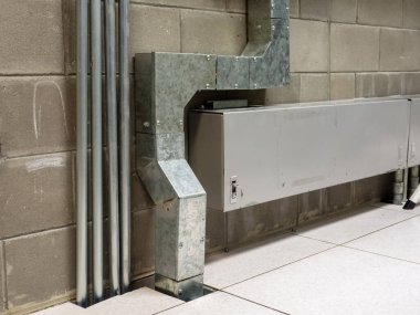 Boru hattı güç panoları duvardaki kutuda.