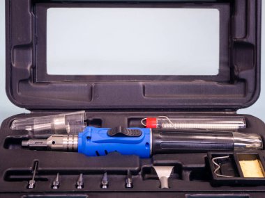 Siyah kutudaki gaz lehimleme demiri beyaz arka planda izole edildi.