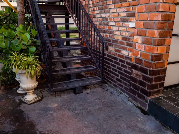 Casa Frontyard Cultivado Chapa Piedra Trabajo Revestimiento Varilla Hierro Escaleras — Foto de Stock