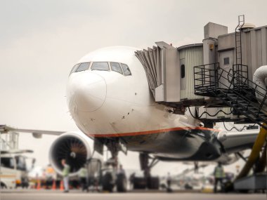 Terminalin yanındaki havaalanı kokpitinde bir uçak.