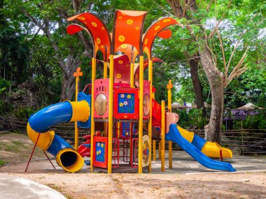 Bahçedeki renkli çocuk parkı..