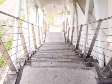 Köprüden inmek için merdiven. Yolu geçmek için beton üstgeçit..