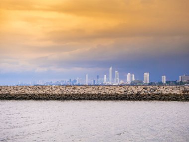 Pattaya Sahili 'ndeki yüksek bina ve güzel mavi deniz..