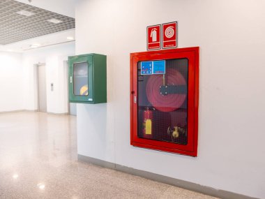 Yangın söndürme dolabı yangını önlemek için ofis binasında.