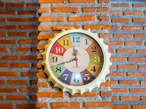 Reloj Analógico Elegante Colgando Pared Ladrillo Espacio Para Texto —  Fotos de Stock