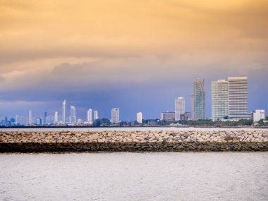 Pattaya Sahili 'ndeki yüksek bina ve güzel mavi deniz..