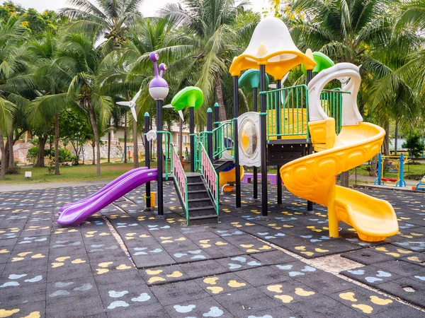 Kleurrijke Speeltuin Het Erf Het Park — Stockfoto