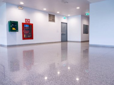 Yangın söndürme dolabı yangını önlemek için ofis binasında.