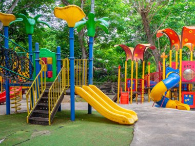 Bahçedeki renkli çocuk parkı..