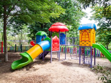 Bahçedeki renkli çocuk parkı..