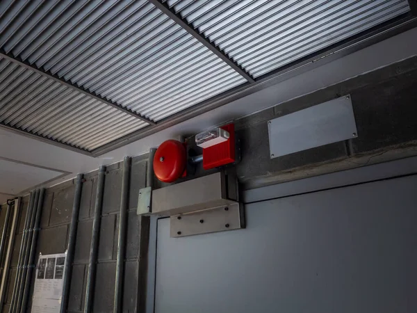 系统室内墙上的红色电铃报警器 — 图库照片