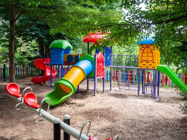 Kleurrijke Speeltuin Het Erf Het Park — Stockfoto