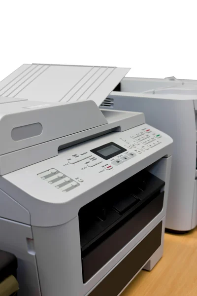 Document van de printer in kantoor-en communicatieapparatuur isoleren achtergrond — Stockfoto