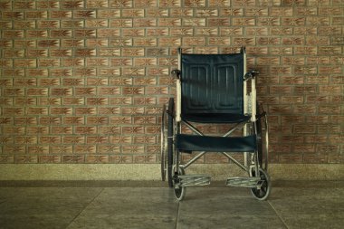 tekerlekli sandalye kaldırımda rulo. 