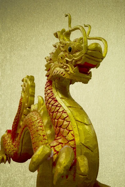 Imagem vintage dragão chinês dourado no fundo isolado — Fotografia de Stock