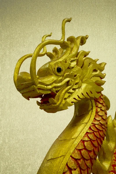 Image vintage dragon chinois doré sur fond isolé — Photo