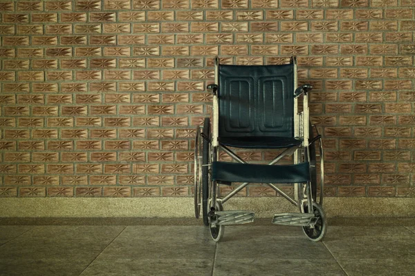 Rollos de silla de ruedas en la acera . — Foto de Stock