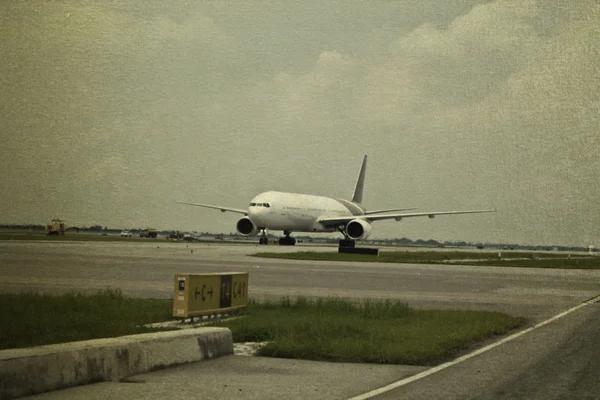 Vintage picture plane landing in airport — Stock Photo, Image