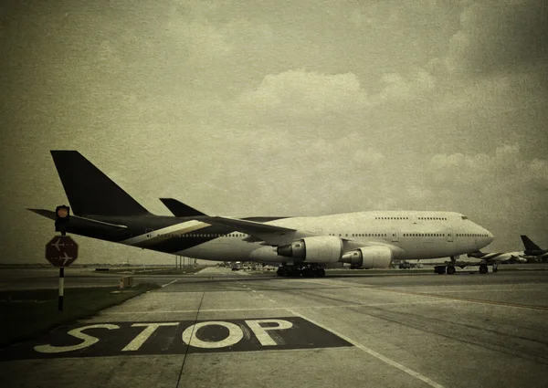 Vintage foto vliegtuig landing in de luchthaven — Stockfoto