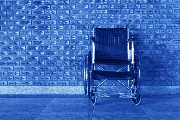 Rollos de silla de ruedas en la acera . — Foto de Stock