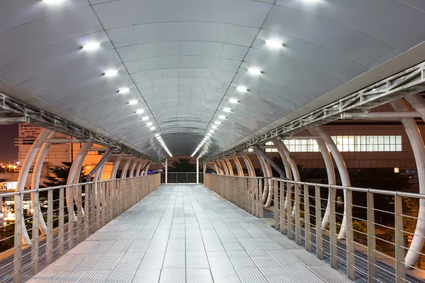 Overpass moderno à noite — Fotografia de Stock