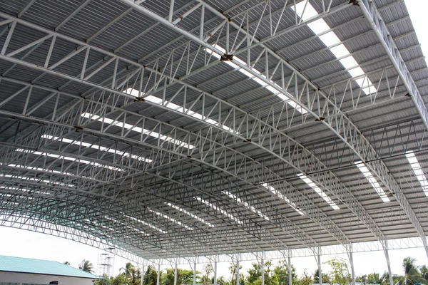 Estructura de techo de metal aparcamiento — Foto de Stock
