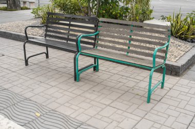 Bahçenin ara sokağı ve bankı. 