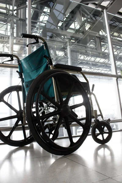 Servicio de silla de ruedas en el aeropuerto — Foto de Stock