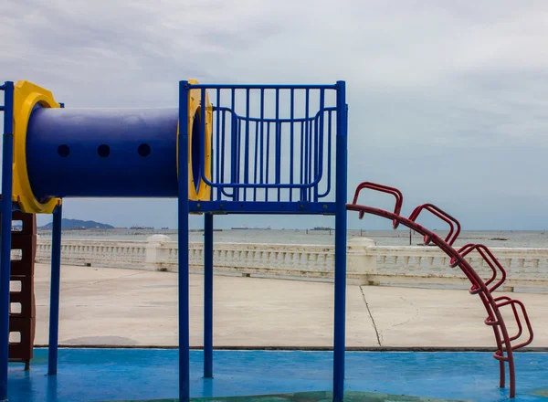 Kindertreppe rutscht — Stockfoto