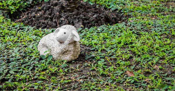 Standbeeld geit tuin — Stockfoto