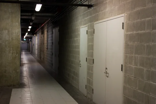 廊下のセキュリティを終了します。 — ストック写真